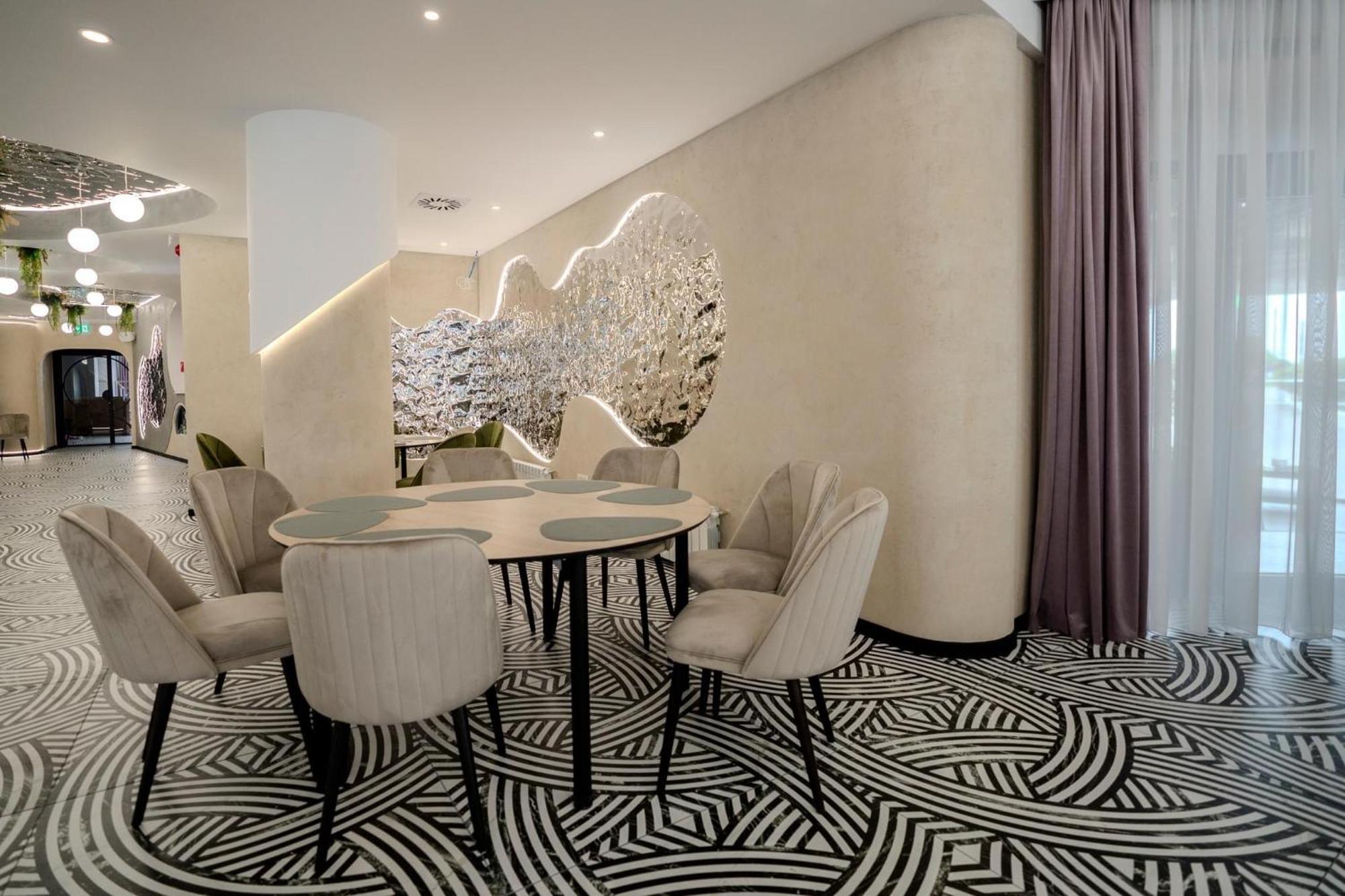 Hotel Emi Mihail Kogălniceanu エクステリア 写真