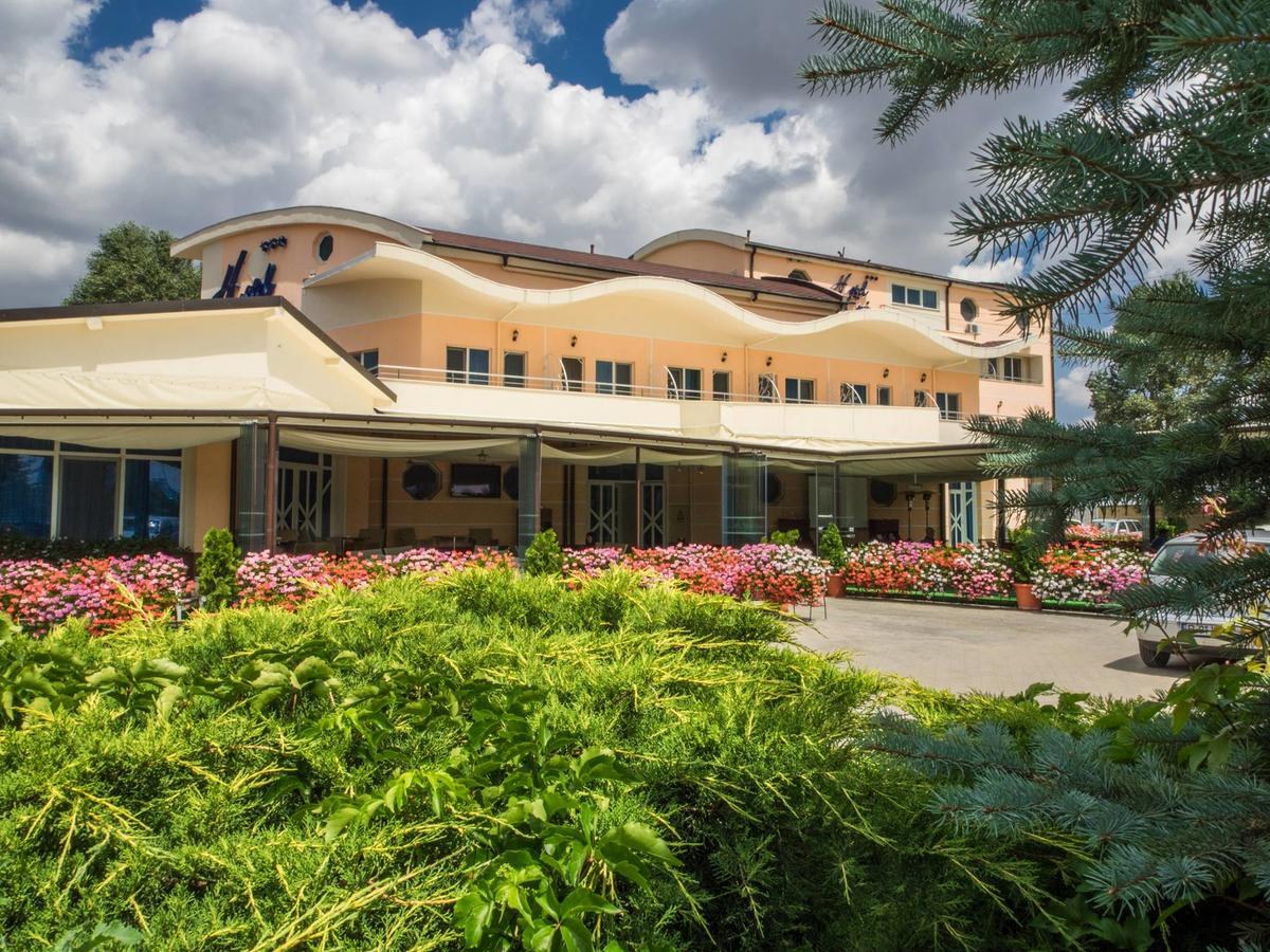 Hotel Emi Mihail Kogălniceanu エクステリア 写真